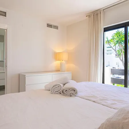 Marbella Home Rentals - Beachside, 3Br Townhouse بيت للعطل *